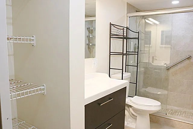 Unit 1070 photo 6