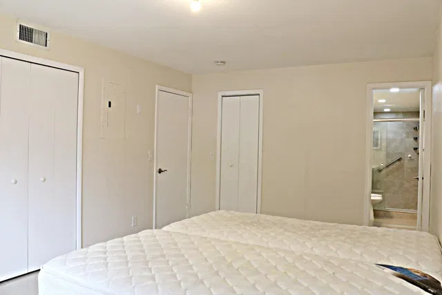 Unit 1070 photo 9