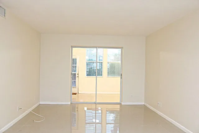 Unit 1070 photo 17
