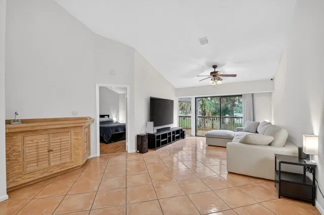 Residence photo 16