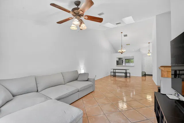 Residence photo 18