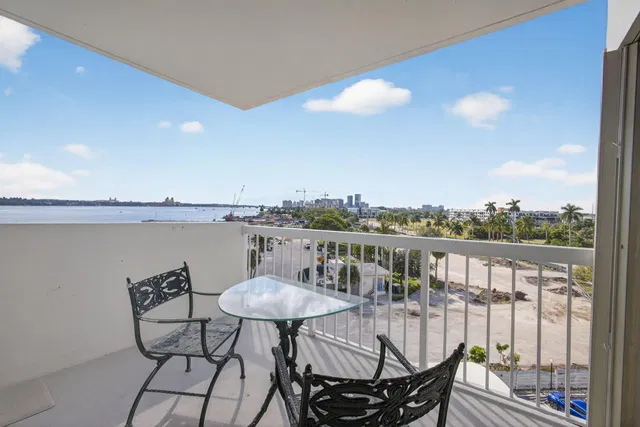 2600 N Flagler Unit 610 photo 31