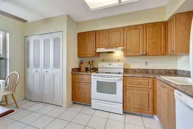 Unit 402 photo 11