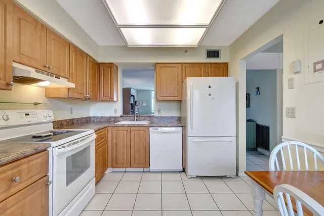 Unit 402 photo 13
