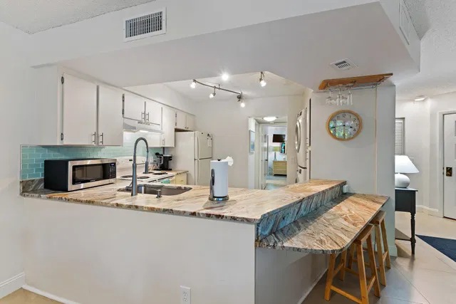 Unit E104 photo 18