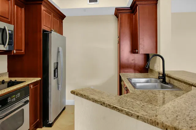 Renaissance Commons II Unit 1103 photo 6