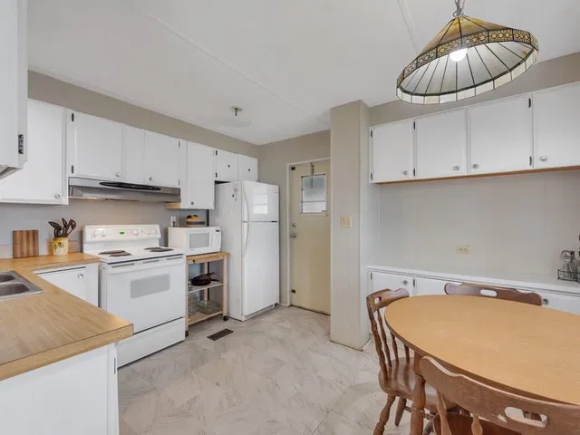 Unit 145 photo 8