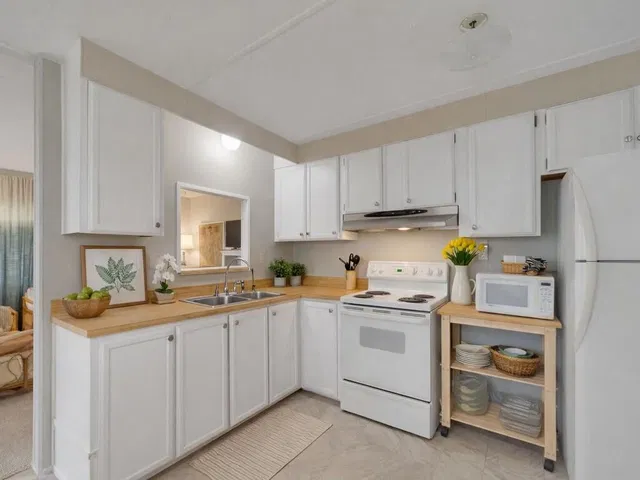 Unit 145 photo 10