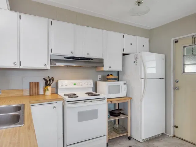 Unit 145 photo 11