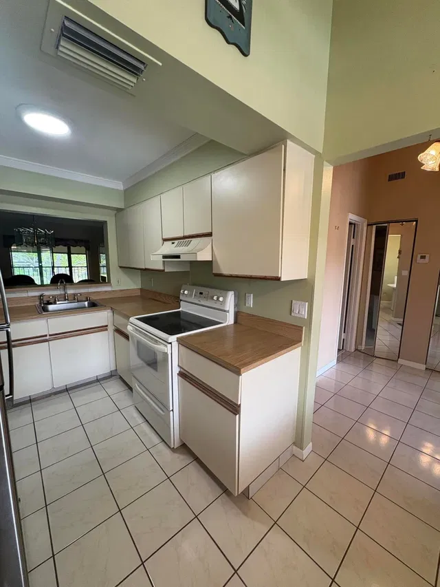 Unit 526 photo 8