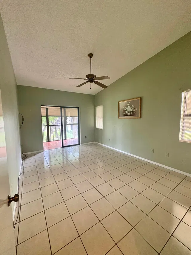 Unit 526 photo 11