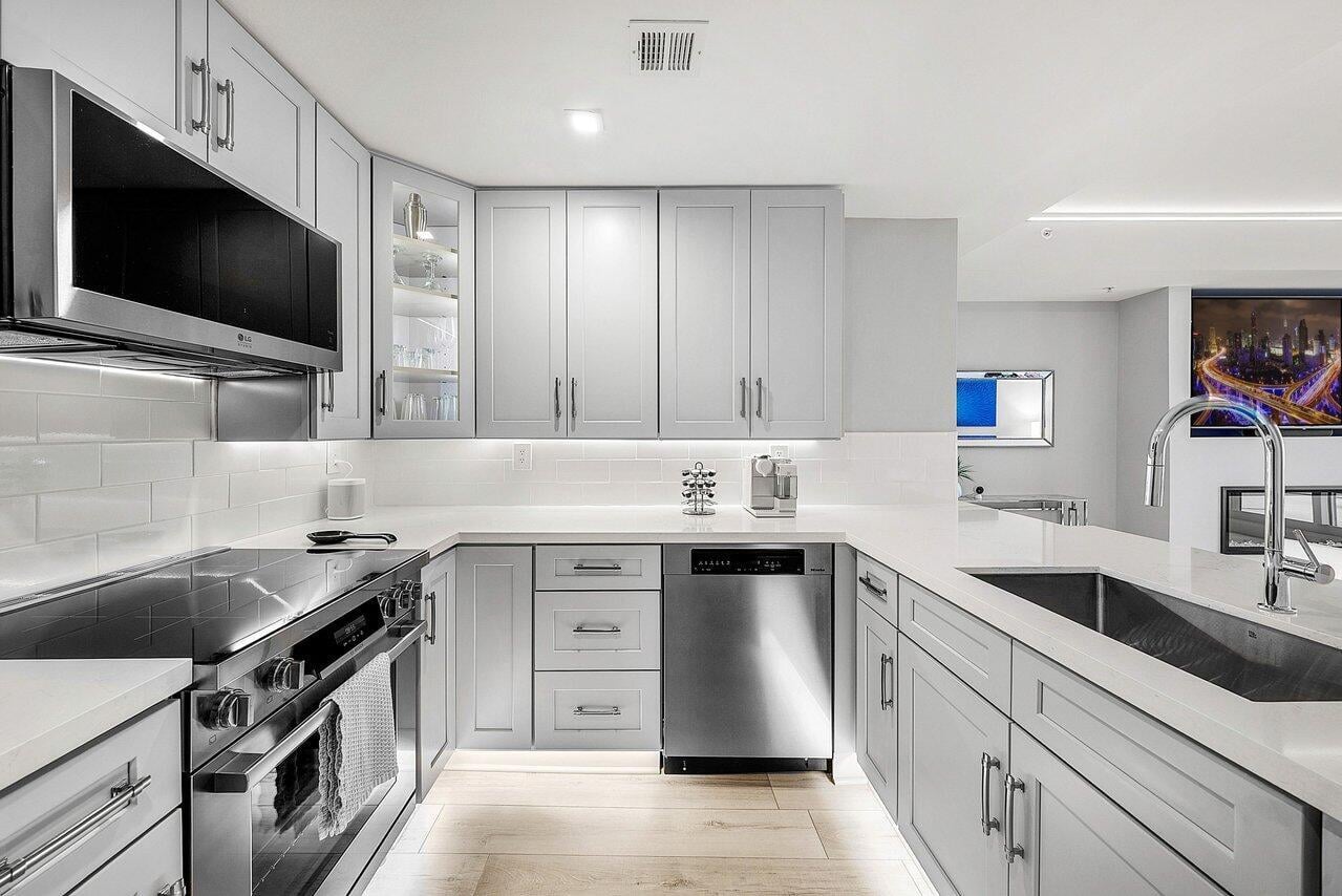 The Strand Unit 1115 photo 6