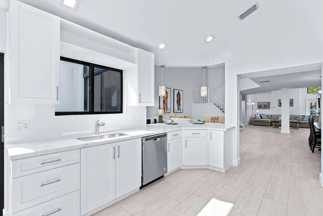Windsor Way Residence photo 11