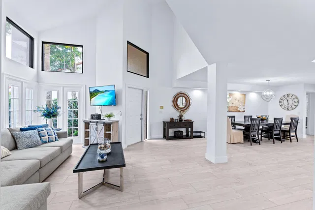 Windsor Way Residence photo 17