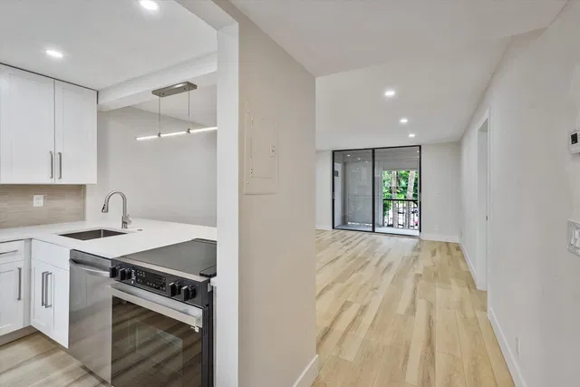 Unit 321 photo 3