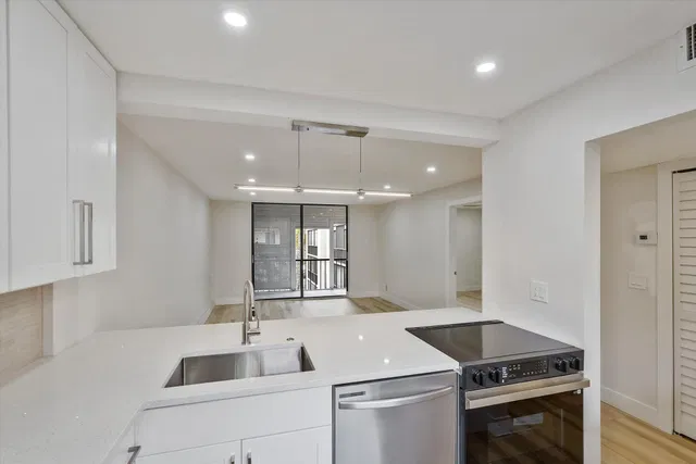 Unit 321 photo 5