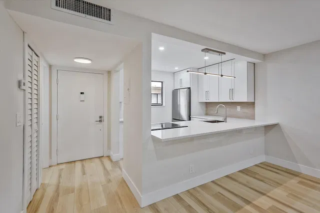 Unit 321 photo 9