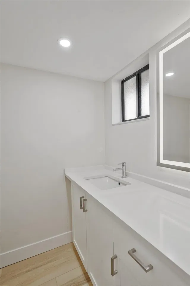 Unit 321 photo 15