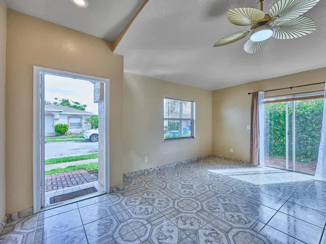  Residence photo 7