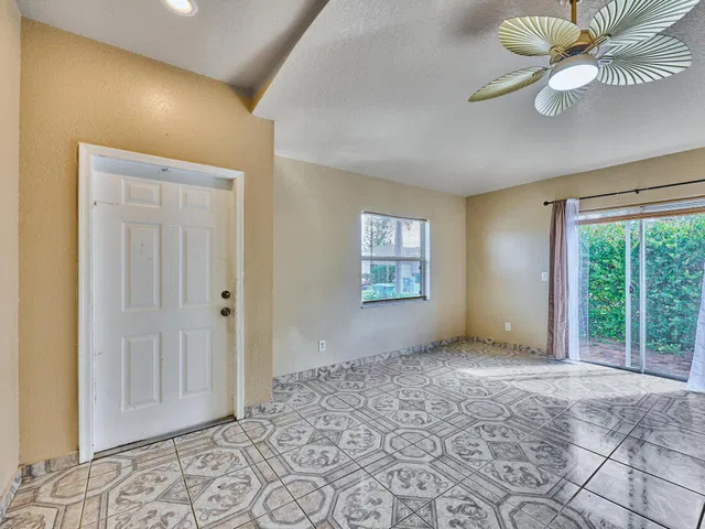  Residence photo 8