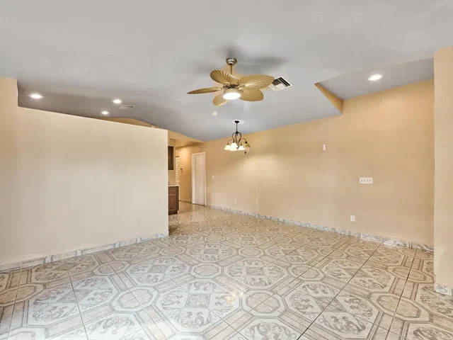  Residence photo 9