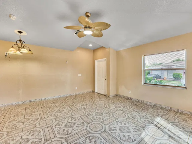  Residence photo 10