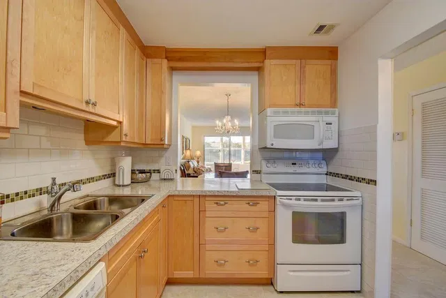  Residence photo 6