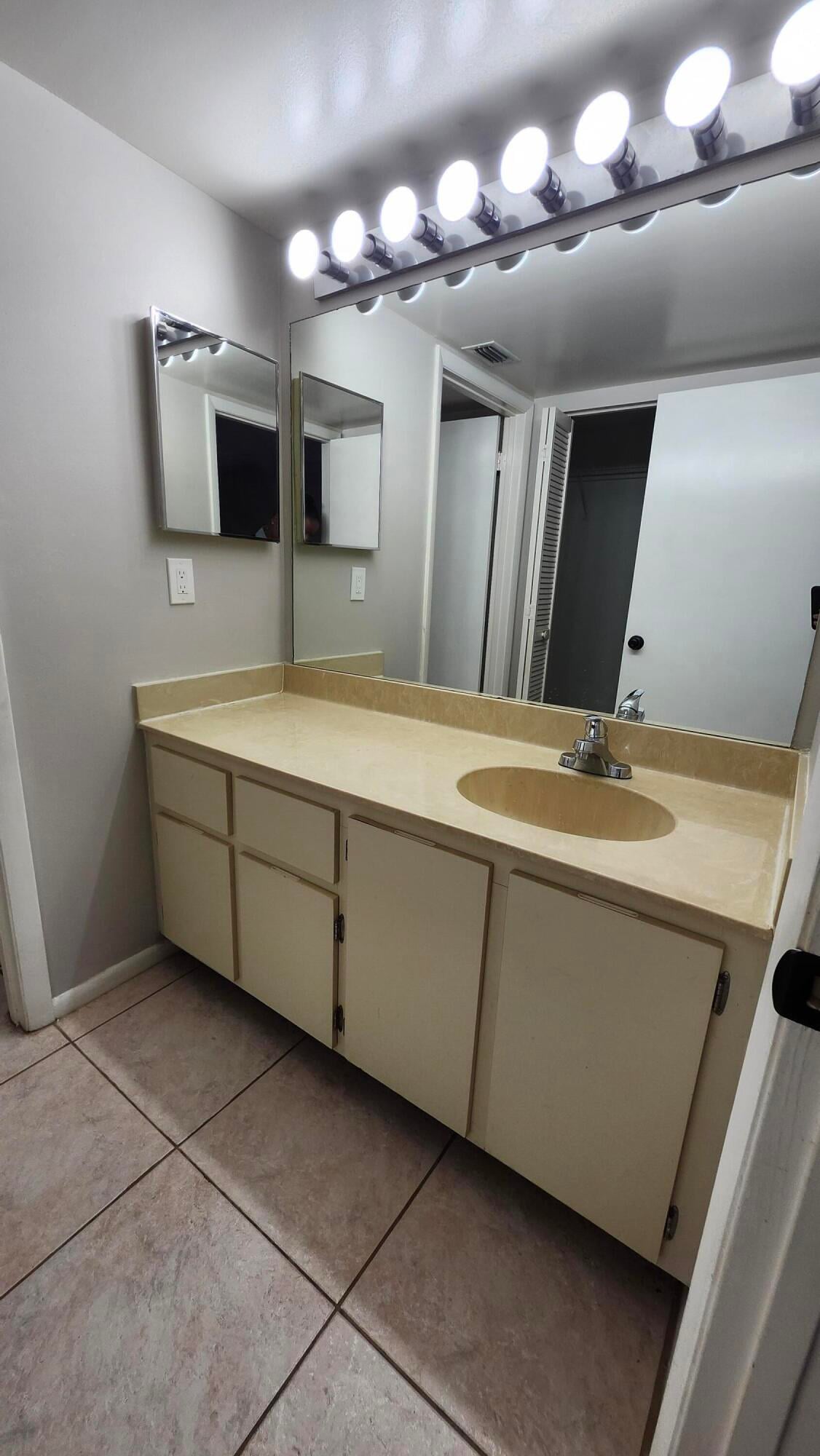 Unit 414 photo 36