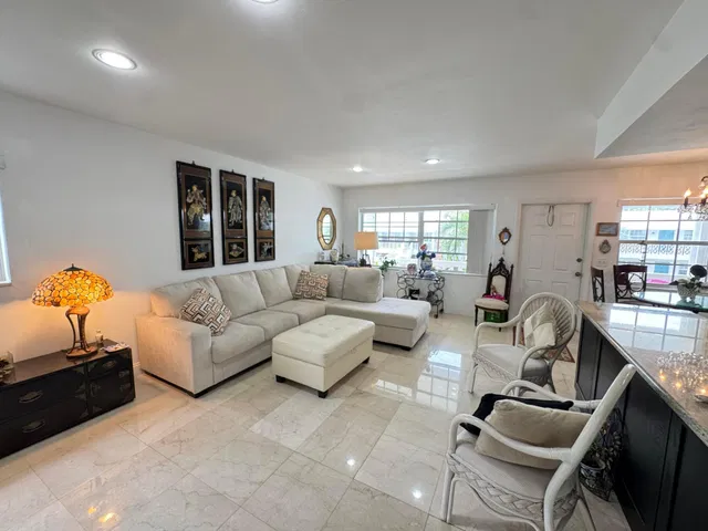 Unit 5-203 photo 2