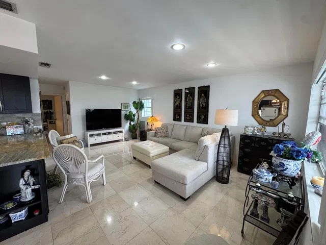 Unit 5-203 photo 4
