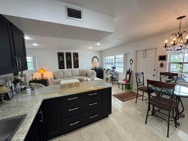 Unit 5-203 photo 6