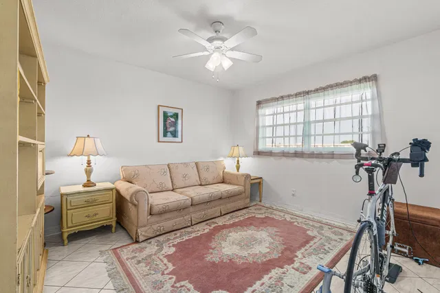 Unit 4100 photo 16