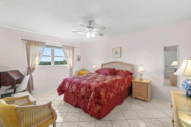 Unit 4100 photo 18