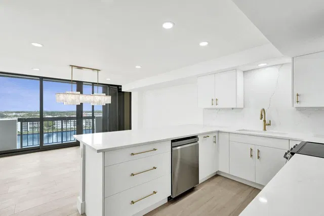 Unit 1041 photo 8