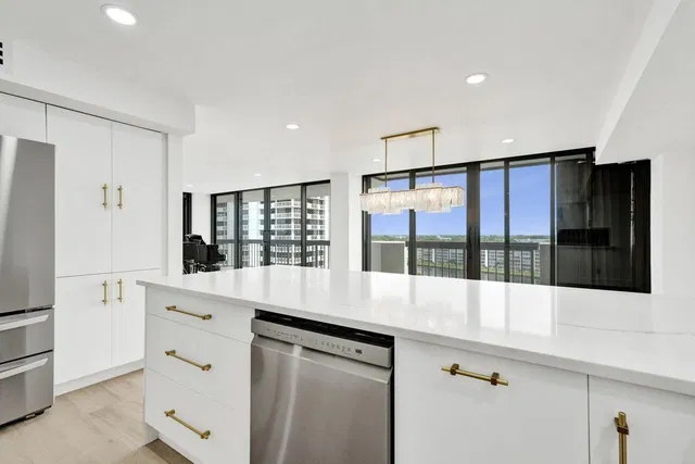 Unit 1041 photo 9