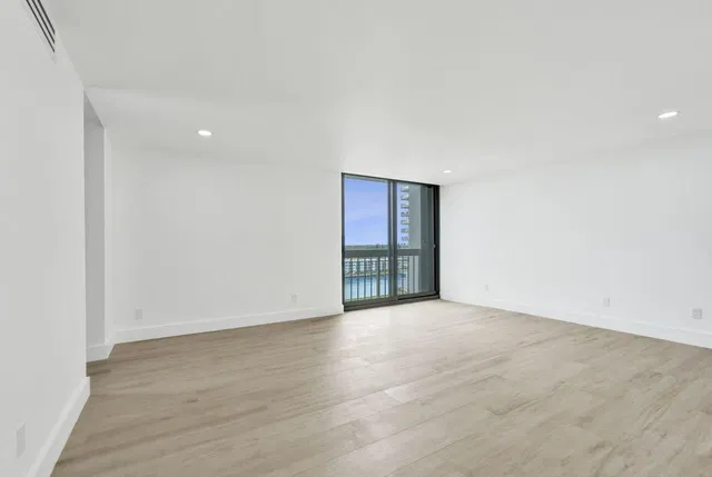 Unit 1041 photo 15