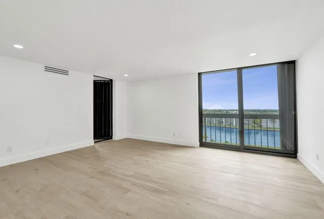 Unit 1041 photo 16