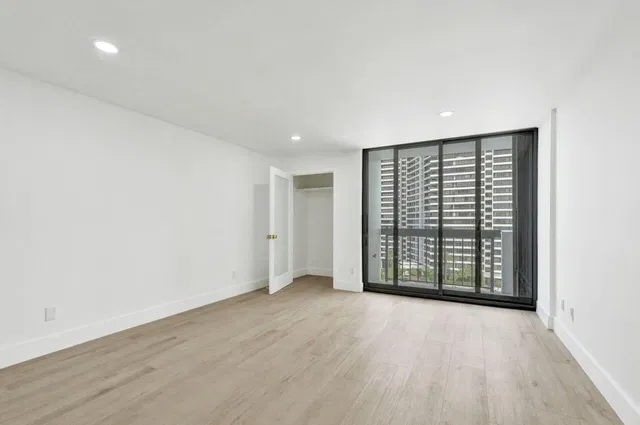 Unit 1041 photo 21