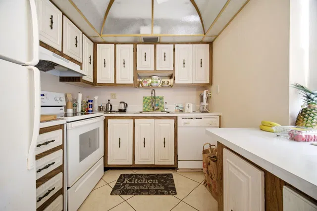 Unit 418 photo 12