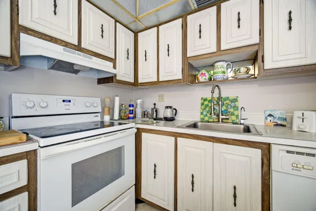 Unit 418 photo 13