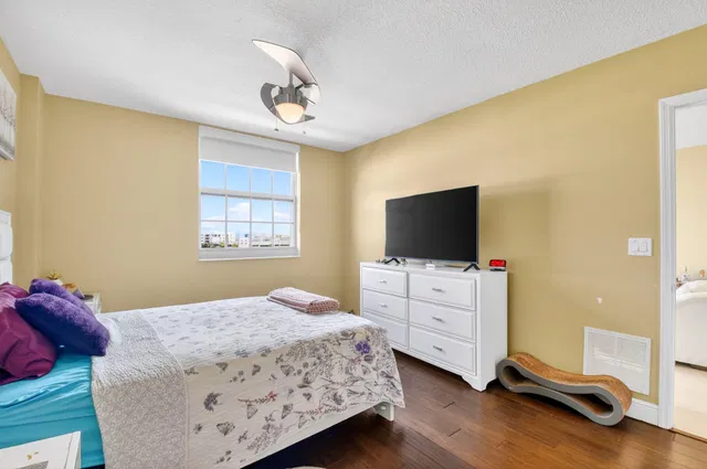 610 Clematis Unit 608 photo 21
