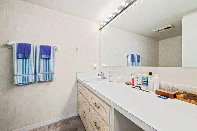 Unit 4050 photo 20