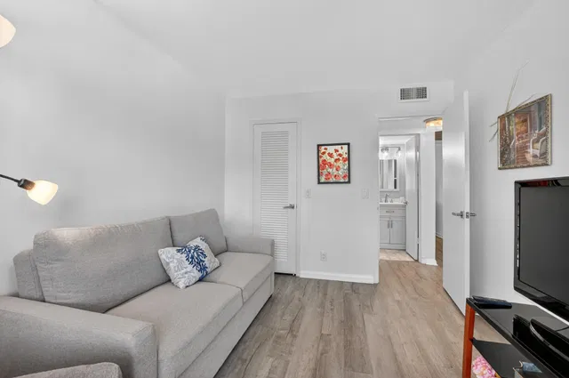 Unit 150 photo 21