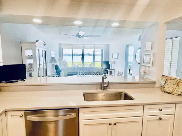 Unit 13104 photo 2