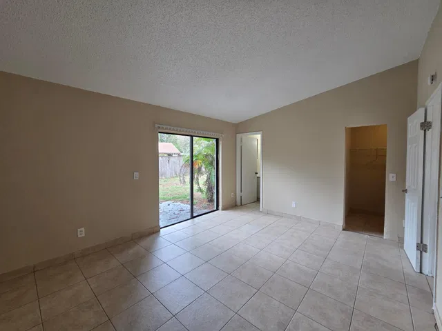 Residence photo 12