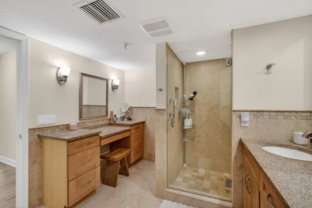 Unit 204s photo 25