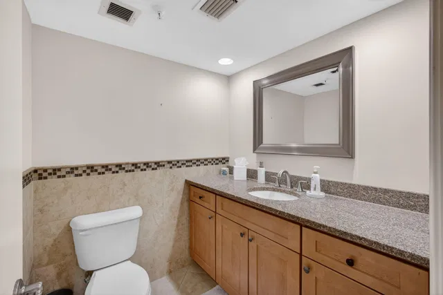 Unit 204s photo 29
