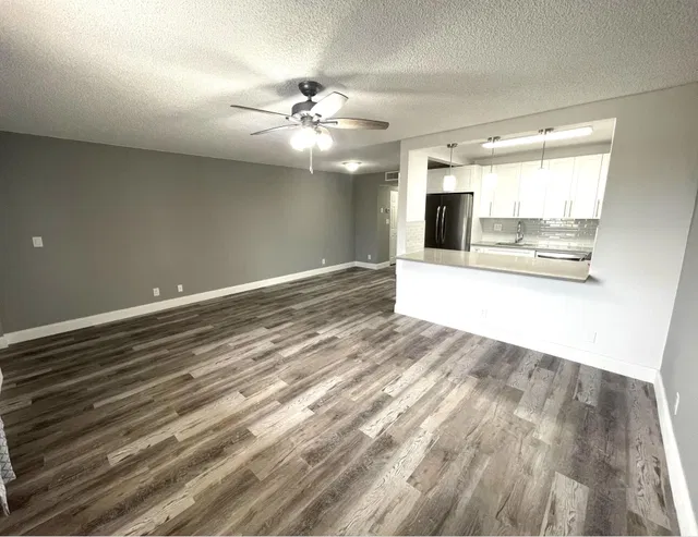 Unit 319 photo 3