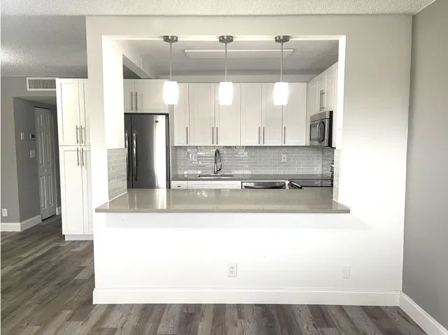 Unit 319 photo 4