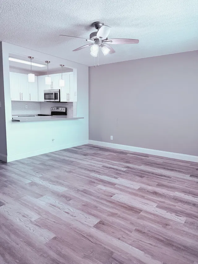 Unit 319 photo 15